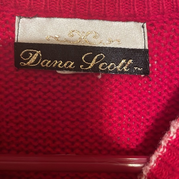 Woman’s Donna Scott red  flowered and decalled sweater 1x in excellent condition - Picture 2 of 3